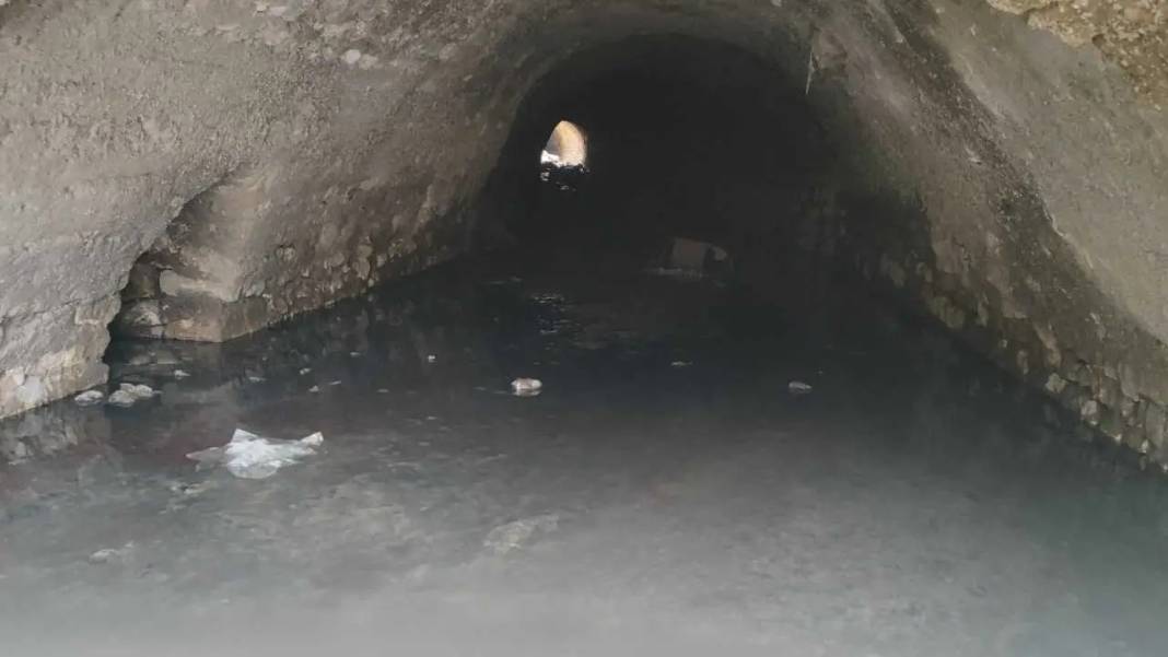 Hatay’da Depremde Yıkılan Binanın Altından Tarihi Su Kanalı Çıktı! 1